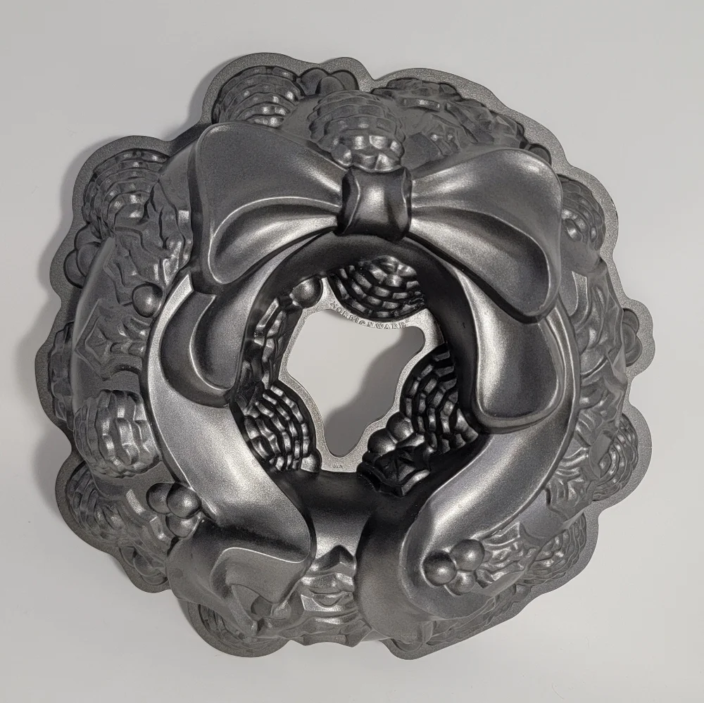 Nordic Ware Christmas Holiday Wreath Bundt Pan Cake 9 cup T30
